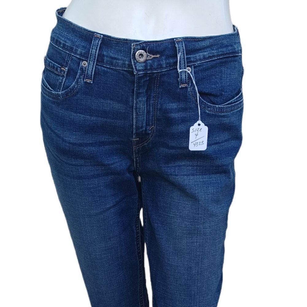 43235...Levis Crop Cuffed Jeans Size 4, W26"  16" Inseam 9" Rise